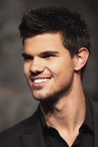 Taylor Lautner : taylor-lautner-1350464524.jpg