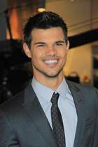 Taylor Lautner : taylor-lautner-1350464536.jpg