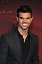 Taylor Lautner : taylor-lautner-1350464542.jpg