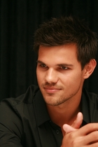 Taylor Lautner : taylor-lautner-1350465098.jpg