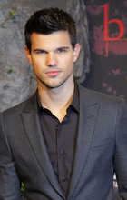 Taylor Lautner : taylor-lautner-1350465128.jpg