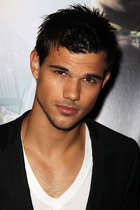 Taylor Lautner : taylor-lautner-1351817849.jpg