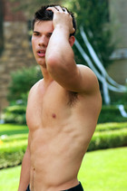 Taylor Lautner : taylor-lautner-1358398848.jpg