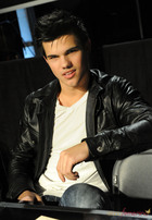 Taylor Lautner : taylor-lautner-1363496329.jpg