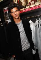 Taylor Lautner : taylor-lautner-1377798864.jpg