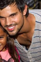 Taylor Lautner : taylor-lautner-1381097820.jpg