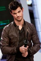 Taylor Lautner : taylor-lautner-1386863644.jpg