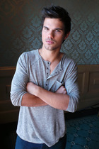 Taylor Lautner : taylor-lautner-1388929942.jpg