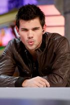 Taylor Lautner : taylor-lautner-1393502784.jpg