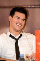 Taylor Lautner : taylor_lautner_1257292246.jpg