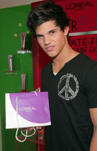 Taylor Lautner : taylor_lautner_1258117264.jpg