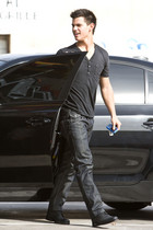 Taylor Lautner : taylor_lautner_1259351478.jpg