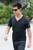 Taylor Lautner : taylor_lautner_1259351480.jpg