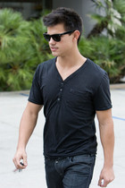 Taylor Lautner : taylor_lautner_1259351508.jpg