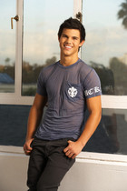 Taylor Lautner : taylor_lautner_1265487264.jpg