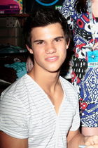 Taylor Lautner : taylor_lautner_1283966498.jpg