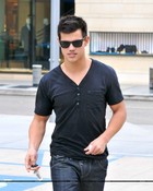 Taylor Lautner : taylor_lautner_1285018848.jpg