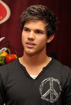 Taylor Lautner : taylor_lautner_1290541527.jpg