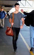 Taylor Lautner : taylor_lautner_1291330432.jpg