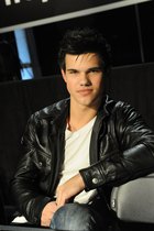 Taylor Lautner : taylor_lautner_1294847614.jpg