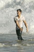 Taylor Lautner : taylor_lautner_1294847678.jpg