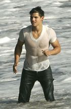 Taylor Lautner : taylor_lautner_1295484000.jpg