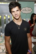 Taylor Lautner : taylor_lautner_1295634843.jpg