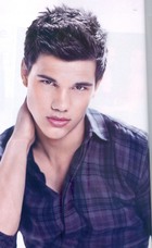 Taylor Lautner : taylor_lautner_1295730278.jpg