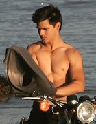 Taylor Lautner : taylor_lautner_1295730310.jpg