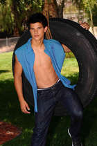 Taylor Lautner : taylor_lautner_1308678572.jpg