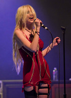 Taylor Momsen : taylor-momsen-1333648602.jpg