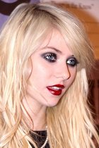 Taylor Momsen : taylor_momsen_1254428052.jpg