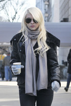 Taylor Momsen : taylor_momsen_1265914462.jpg