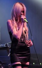 Taylor Momsen : taylor_momsen_1270940624.jpg