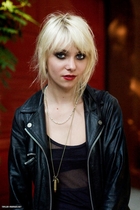 Taylor Momsen : taylor_momsen_1277268411.jpg