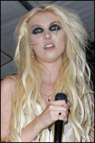 Taylor Momsen : taylor_momsen_1287931338.jpg