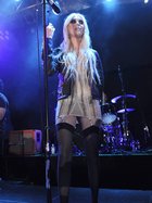 Taylor Momsen : taylor_momsen_1287931398.jpg