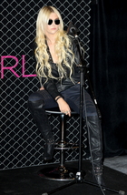 Taylor Momsen : taylor_momsen_1287931503.jpg