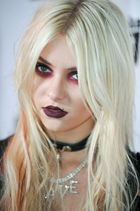 Taylor Momsen : taylor_momsen_1288382541.jpg