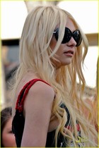 Taylor Momsen : taylor_momsen_1297551088.jpg