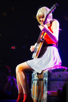 Taylor Swift : taylor-swift-1384376270.jpg