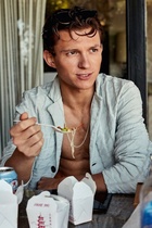 Tom Holland : tom-holland-1641595885.jpg