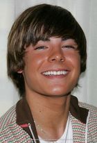 Zac Efron : TI4U_u1156545823.jpg