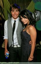 Zac Efron : TI4U_u1176418099.jpg