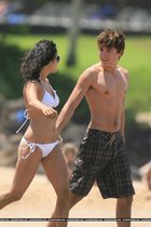 Zac Efron : TI4U_u1179095873.jpg