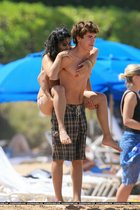 Zac Efron : TI4U_u1179095897.jpg