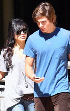 Zac Efron : TI4U_u1190911171.jpg