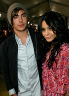 Zac Efron : TI4U_u1262205557.jpg