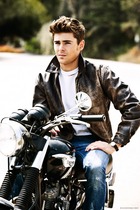 Zac Efron : zac-efron-1317852604.jpg