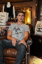 Zac Efron : zac-efron-1410023961.jpg